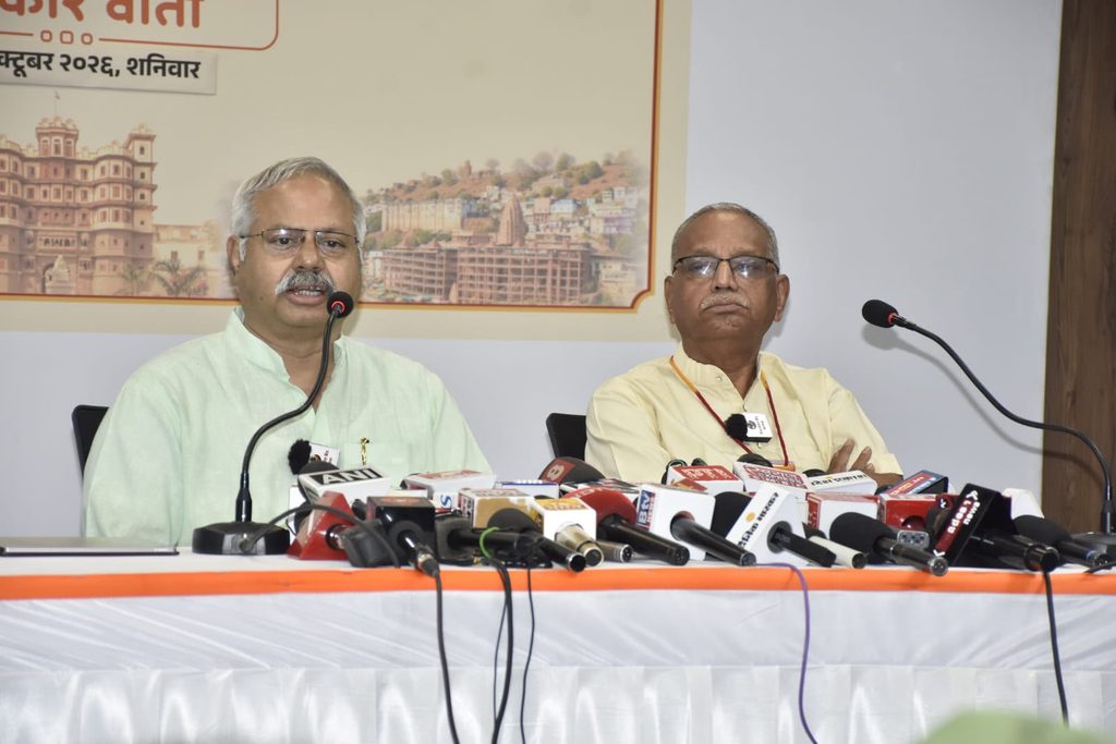 RSS अखिल भारतीय प्रचार प्रमुख सुनील आंबेकर इंदौर में प्रेस वार्ता को संबोधित करते हुए